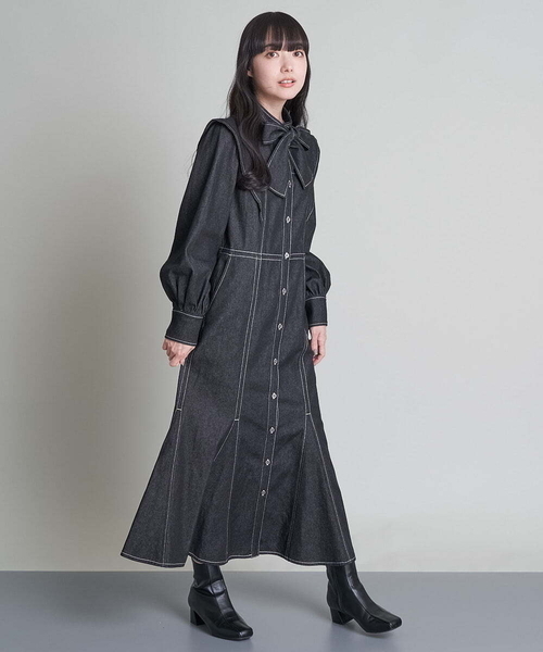 A de a.v.v（アードアー・ヴェ・ヴェ）の「襟リボン付き肩ラッフルマーメイドデニムワンピース（ワンピース・レディース・チャコールグレー/ブルー・36/38）」の10枚目の写真