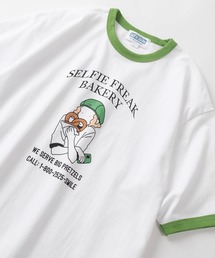 TIMELY WARNING（タイムリーワーニング）の「レトロタッチ ガールイラストプリント リンガーデザイン半袖Tシャツ/オーバーサイズ/【Selfie Freak】（Tシャツ/カットソー・メンズ）」