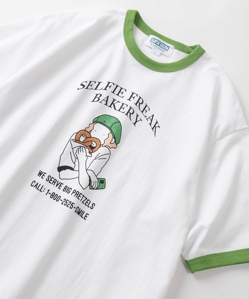 TIMELY WARNING(タイムリーワーニング)の「レトロタッチ ガールイラストプリント リンガーデザイン半袖Tシャツ/オーバーサイズ/【Selfie Freak】(Tシャツ/カットソー・レディース・ホワイト×グリーン/ホワイト×ブルー/ホワイト×ブラック・M/L/XL)」の1枚目の写真