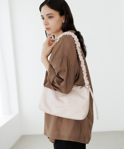 LAKOLE(ラコレ)の「ギャザー2WAYショルダーバッグ / 962999(ショルダーバッグ・レディース・ブラック/アイボリー/キャメル/シルバー/ホワイト・FREE)」の3枚目の写真