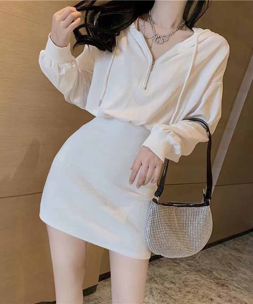 NANEA(ナネア)の「フード付きワンピース(ワンピース・レディース・ブラック/ホワイト/グレー・SMALL/MEDIUM)」の2枚目の写真