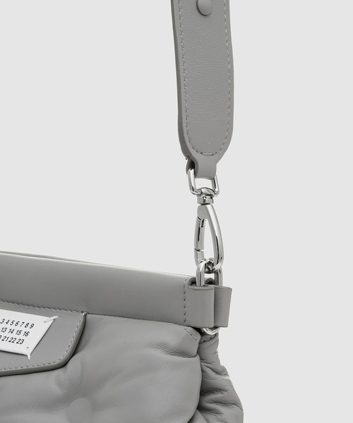 Maison Margiela（メゾンマルジェラ）の「SHOULDER BAG（ショルダーバッグ・メンズ・グレー系その他/ブラック・UNI）」の3枚目の写真