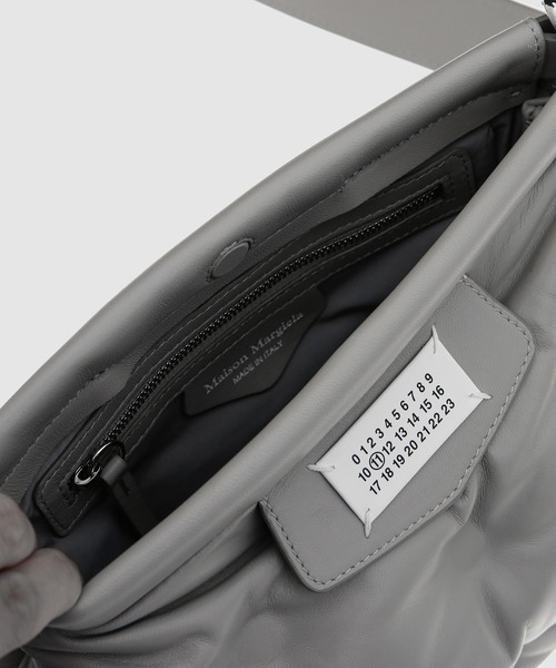 Maison Margiela（メゾンマルジェラ）の「SHOULDER BAG（ショルダーバッグ・メンズ・グレー系その他/ブラック・UNI）」の6枚目の写真