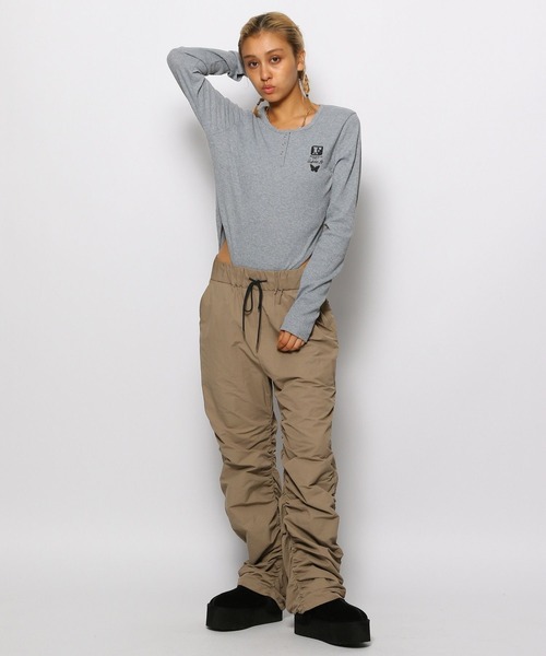 FOREVER 21（フォーエバー トゥエンティーワン）の「【2023AW】シャーリングシャカパンツ（その他パンツ・レディース・ブラック/ベージュ・MEDIUM/LARGE）」の16枚目の写真