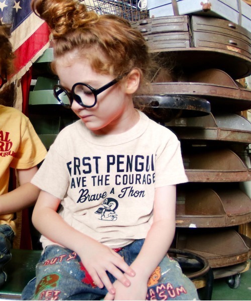 DENIM DUNGAREE(デニムダンガリー)の「トンプキン天竺 1ST PENGUIN Tシャツ(Tシャツ/カットソー・キッズ・ブラウン/ライトグリーン/ベージュ系その他/グレー/ブラック・110/120/100)」の1枚目の写真