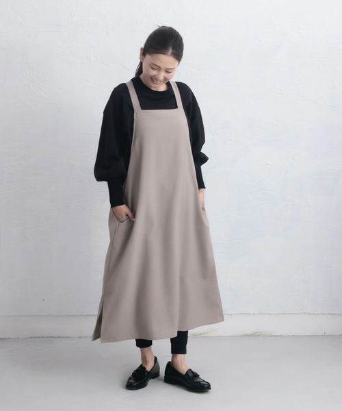 COCO WALK（ココウォーク）の「COCOWALK:ギャザーバッククロスエプロン（エプロン・レディース・チャコールグレー/グレイッシュベージュ・FREE）」の2枚目の写真