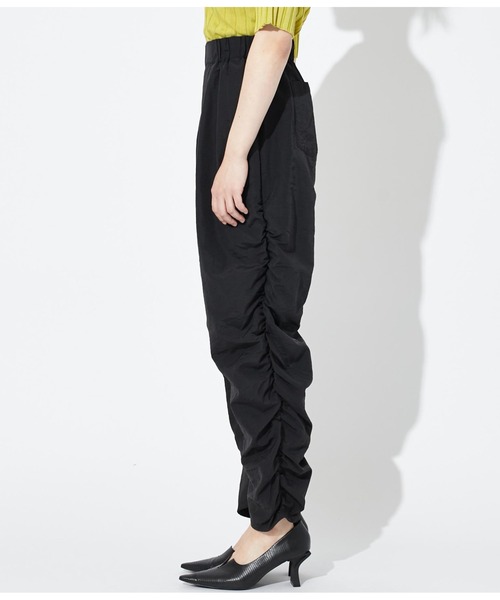 Settimissimo（セッティミッシモ）の「サイドギャザー ナイロン パンツ ロング（その他パンツ・レディース・ブラック/アイボリー・M）」の15枚目の写真