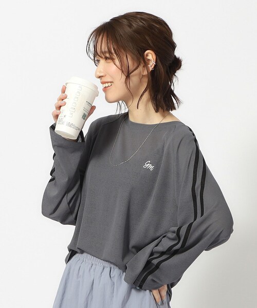 Cutie Blonde(キューティーブロンド)の「◆大人の抜け感コーデに ライン入りシアートップス(Tシャツ/カットソー・レディース・チャコールグレー/ホワイト系/グリーン系・04/03/02)」の2枚目の写真