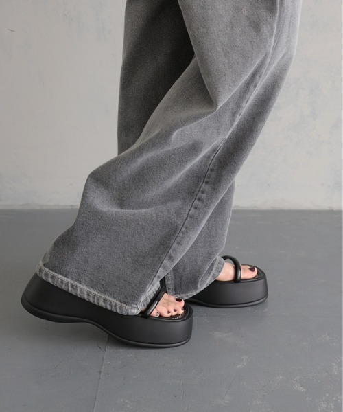 cheriella(シェリエラ)の「【cheriella】ストラップ厚底サンダル STRAP PLATFORM SANDALS(サンダル・レディース・ブラック/シルバー・S(23cm)/M(24cm)/L(25cm))」の17枚目の写真