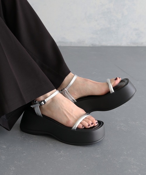 cheriella(シェリエラ)の「【cheriella】ストラップ厚底サンダル STRAP PLATFORM SANDALS(サンダル・レディース・ブラック/シルバー・S(23cm)/M(24cm)/L(25cm))」の9枚目の写真