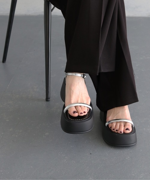 cheriella(シェリエラ)の「【cheriella】ストラップ厚底サンダル STRAP PLATFORM SANDALS(サンダル・レディース・ブラック/シルバー・S(23cm)/M(24cm)/L(25cm))」の8枚目の写真