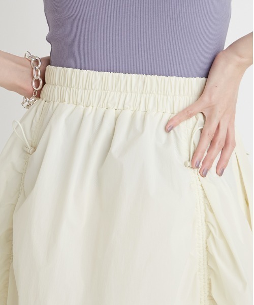 emmi（エミ）の「ボリュームドロストジップアップスカート（スカート・レディース・ライトグレー/オフホワイト/ブラック・0/1）」の13枚目の写真