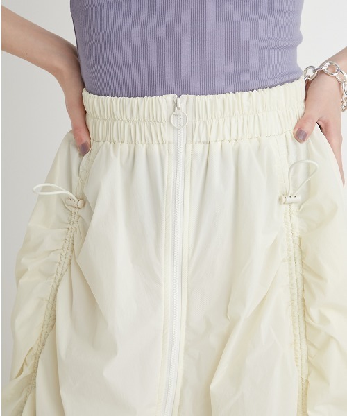 emmi（エミ）の「ボリュームドロストジップアップスカート（スカート・レディース・ライトグレー/オフホワイト/ブラック・0/1）」の15枚目の写真