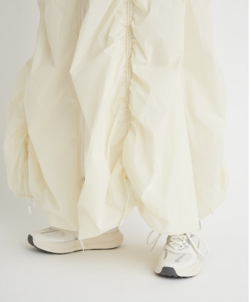 emmi（エミ）の「ボリュームドロストジップアップスカート（スカート・レディース・ライトグレー/オフホワイト/ブラック・0/1）」の16枚目の写真