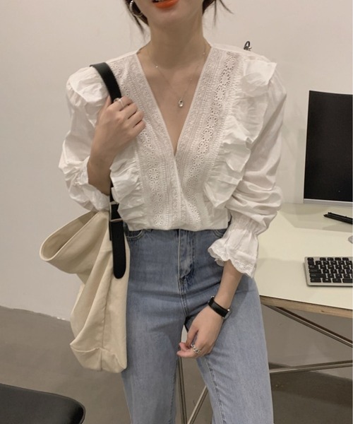 BLANC FICELLE(ブランフィセル)の「フリル Vネック シャツ(シャツ/ブラウス・レディース・ホワイト・S/M)」の5枚目の写真