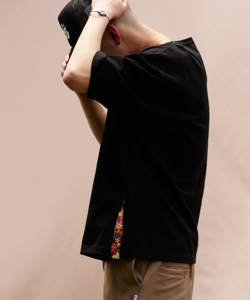 rehacer（レアセル）の「rehacer : Slit Flower  CS / スリットフラワーカットソー（Tシャツ/カットソー・メンズ・ホワイト/ブラック・SMALL/MEDIUM/LARGE/X-LARGE）」の2枚目の写真