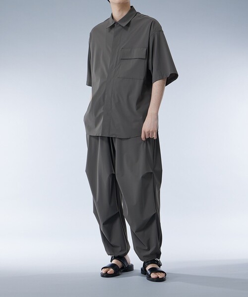 UNITED TOKYO（ユナイテッドトウキョウ）の「撥水ナイロントリコット パラシュートパンツ｜セットアップ着用可能（カーゴパンツ・メンズ・グレイッシュベージュ/ダークグレー/ブラック・1/2）」の12枚目の写真