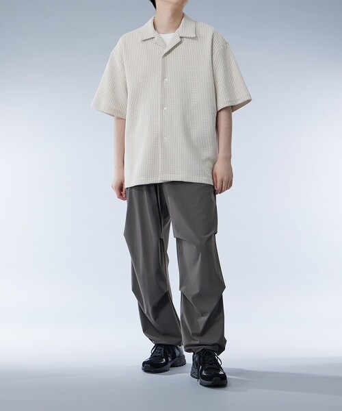 UNITED TOKYO（ユナイテッドトウキョウ）の「撥水ナイロントリコット パラシュートパンツ｜セットアップ着用可能（カーゴパンツ・メンズ・グレイッシュベージュ/ダークグレー/ブラック・1/2）」の11枚目の写真