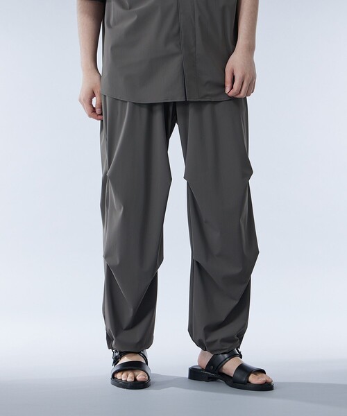 UNITED TOKYO（ユナイテッドトウキョウ）の「撥水ナイロントリコット パラシュートパンツ｜セットアップ着用可能（カーゴパンツ・メンズ・グレイッシュベージュ/ダークグレー/ブラック・1/2）」の9枚目の写真