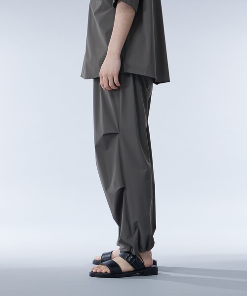 UNITED TOKYO（ユナイテッドトウキョウ）の「撥水ナイロントリコット パラシュートパンツ｜セットアップ着用可能（カーゴパンツ・メンズ・グレイッシュベージュ/ダークグレー/ブラック・1/2）」の8枚目の写真