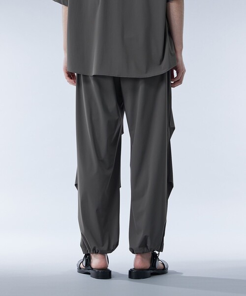 UNITED TOKYO（ユナイテッドトウキョウ）の「撥水ナイロントリコット パラシュートパンツ｜セットアップ着用可能（カーゴパンツ・メンズ・グレイッシュベージュ/ダークグレー/ブラック・1/2）」の7枚目の写真