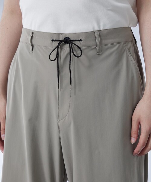 UNITED TOKYO（ユナイテッドトウキョウ）の「撥水ナイロントリコット パラシュートパンツ｜セットアップ着用可能（カーゴパンツ・メンズ・グレイッシュベージュ/ダークグレー/ブラック・1/2）」の6枚目の写真