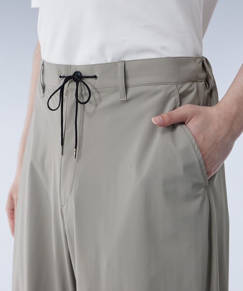 UNITED TOKYO（ユナイテッドトウキョウ）の「撥水ナイロントリコット パラシュートパンツ｜セットアップ着用可能（カーゴパンツ・メンズ・グレイッシュベージュ/ダークグレー/ブラック・1/2）」の5枚目の写真