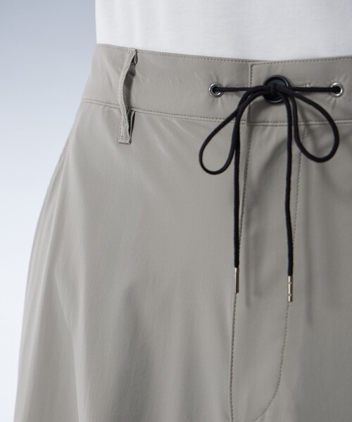 UNITED TOKYO（ユナイテッドトウキョウ）の「撥水ナイロントリコット パラシュートパンツ｜セットアップ着用可能（カーゴパンツ・メンズ・グレイッシュベージュ/ダークグレー/ブラック・1/2）」の4枚目の写真