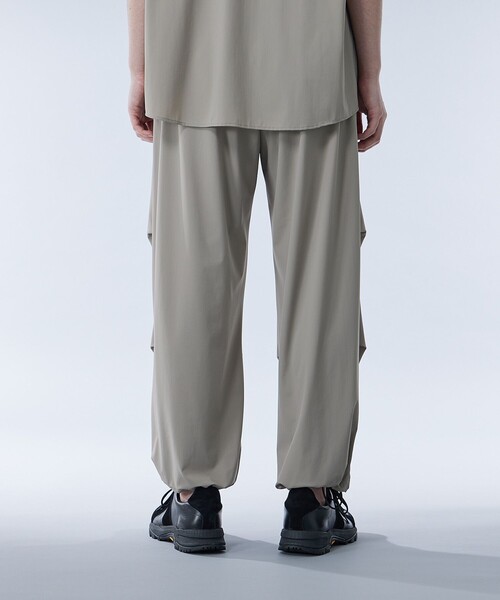 UNITED TOKYO（ユナイテッドトウキョウ）の「撥水ナイロントリコット パラシュートパンツ｜セットアップ着用可能（カーゴパンツ・メンズ・グレイッシュベージュ/ダークグレー/ブラック・1/2）」の19枚目の写真