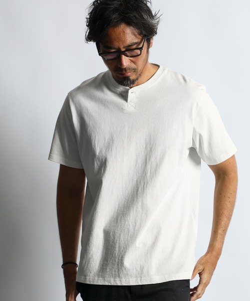 The DUFFER of ST.GEORGE（ザダファーオブセントジョージ）の「8oz HEAVY WEIGHT BASIC SIZE HENLEY TEE：8オンス ヘビーウェイト ベーシックサイズ ヘンリーネックTシャツ（Tシャツ/カットソー・メンズ・ブルーグレー/グレイッシュベージュ/スミクロ/オフホワイト・X-LARGE/LARGE/MEDIUM/SMALL/XX-LARGE）」の2枚目の写真