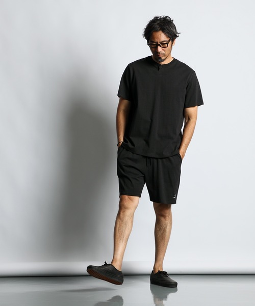 The DUFFER of ST.GEORGE（ザダファーオブセントジョージ）の「8oz HEAVY WEIGHT BASIC SIZE HENLEY TEE：8オンス ヘビーウェイト ベーシックサイズ ヘンリーネックTシャツ（Tシャツ/カットソー・メンズ・ブルーグレー/グレイッシュベージュ/スミクロ/オフホワイト・X-LARGE/LARGE/MEDIUM/SMALL/XX-LARGE）」の8枚目の写真