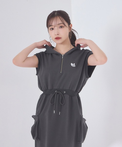 ANDGEEBEE（アンジービー）の「フレンチスリーブパーカーワンピ（ワンピース・レディース・グレー/チャコールグレー・FREE）」の5枚目の写真