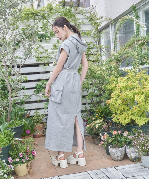 ANDGEEBEE（アンジービー）の「フレンチスリーブパーカーワンピ（ワンピース・レディース・グレー/チャコールグレー・FREE）」の8枚目の写真