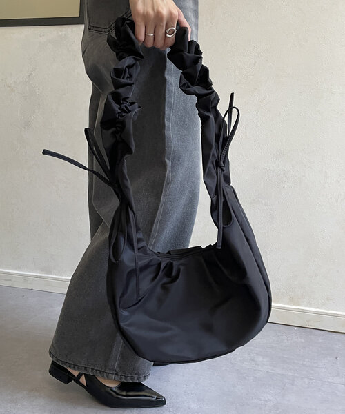 Thevon（ゼボン）の「ハンドルギャザーナイロンバッグ（ショルダーバッグ・レディース・ブラック/オフホワイト/モカ・FREE）」の17枚目の写真