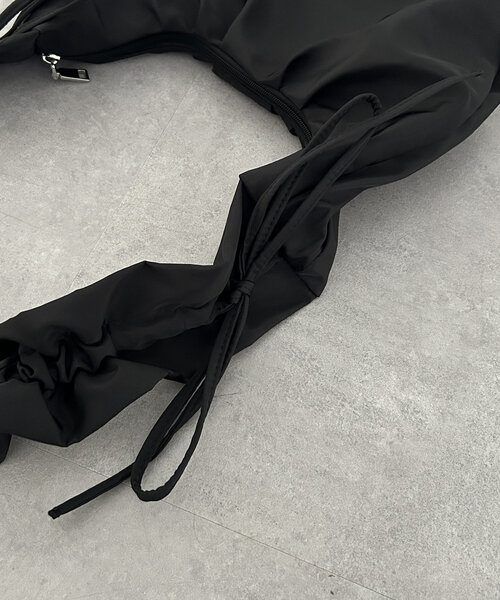 Thevon（ゼボン）の「ハンドルギャザーナイロンバッグ（ショルダーバッグ・レディース・ブラック/オフホワイト/モカ・FREE）」の13枚目の写真