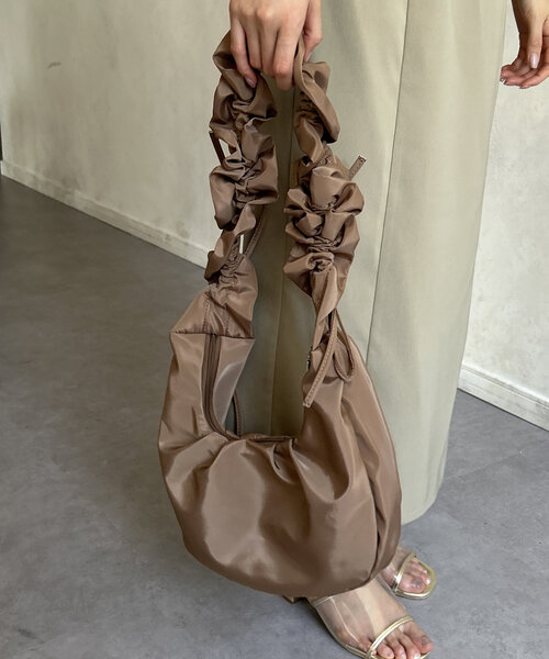 Thevon（ゼボン）の「ハンドルギャザーナイロンバッグ（ショルダーバッグ・レディース・ブラック/オフホワイト/モカ・FREE）」の9枚目の写真