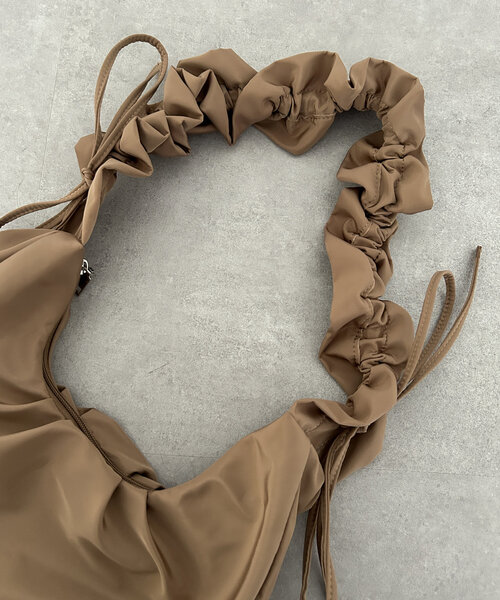 Thevon（ゼボン）の「ハンドルギャザーナイロンバッグ（ショルダーバッグ・レディース・ブラック/オフホワイト/モカ・FREE）」の5枚目の写真