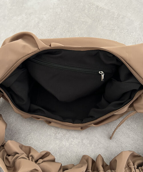 Thevon（ゼボン）の「ハンドルギャザーナイロンバッグ（ショルダーバッグ・レディース・ブラック/オフホワイト/モカ・FREE）」の4枚目の写真