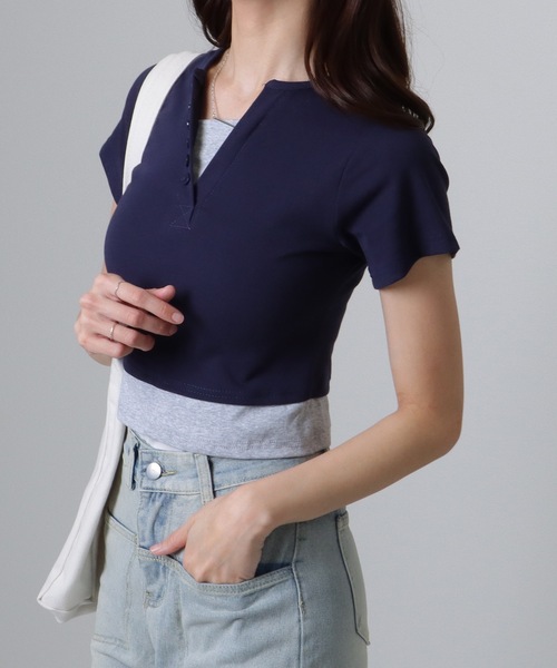 Lace Ladies(レースレディース)の「ヘンリー Vネック フェイクレイヤード バイカラー トップス(Tシャツ/カットソー・レディース・アイボリー/グレー/ネイビー/ピンク・M/XL)」の3枚目の写真