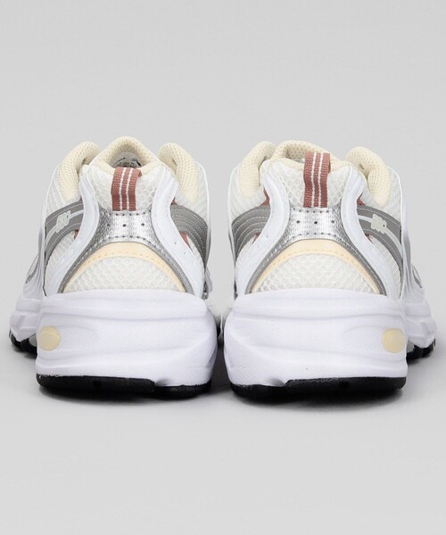 FREAK'S STORE(フリークスストア)の「限定展開 New Balance/ニューバランス MR530(スニーカー・レディース・ホワイト/グレー・23.5cm/24.0cm/24.5cm)」の5枚目の写真