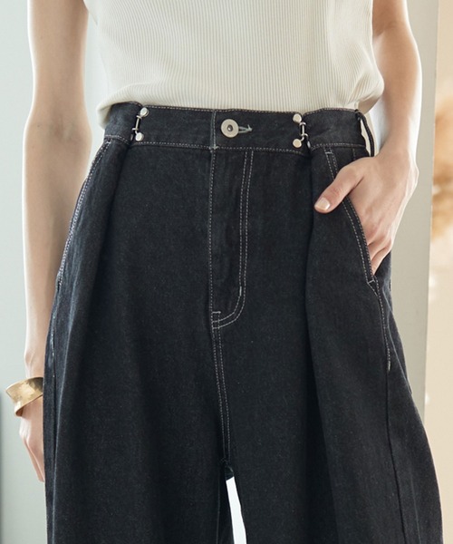 earth music&ecology（アースミュージックアンドエコロジー）の「タックホックデニムパンツ（デニムパンツ・レディース・ブラック/ライトインディゴブルー/ライトグレー・S/M）」の4枚目の写真