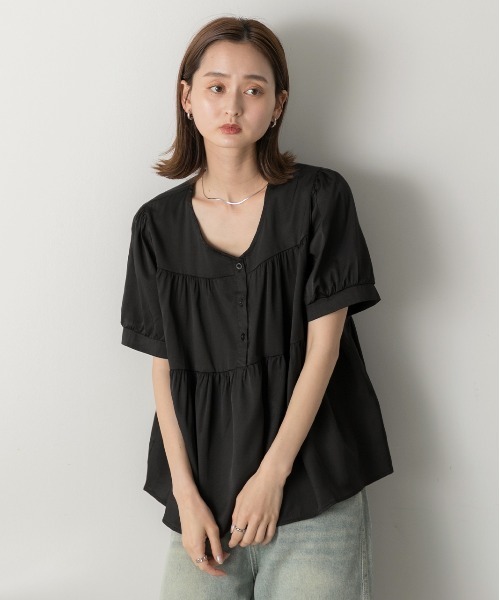 ad thie(アドティエ)の「前ボタン ティアードブラウス(シャツ/ブラウス・レディース・ブラック/オフホワイト/ナチュラル・FREE)」の11枚目の写真