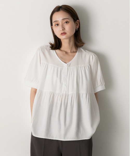 ad thie(アドティエ)の「前ボタン ティアードブラウス(シャツ/ブラウス・レディース・ブラック/オフホワイト/ナチュラル・FREE)」の5枚目の写真