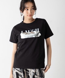 ロゴ×箔プリントで大人っぽく仕上げるBOXシルエット箔プリントTシャツ