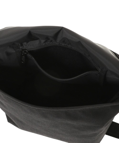 Manhattan Portage（マンハッタンポーテージ）の「Nylon Messenger Bag Back Pocket W/ Divider Magnet（メッセンジャーバッグ・メンズ・ブラック・X-SMALL）」の10枚目の写真