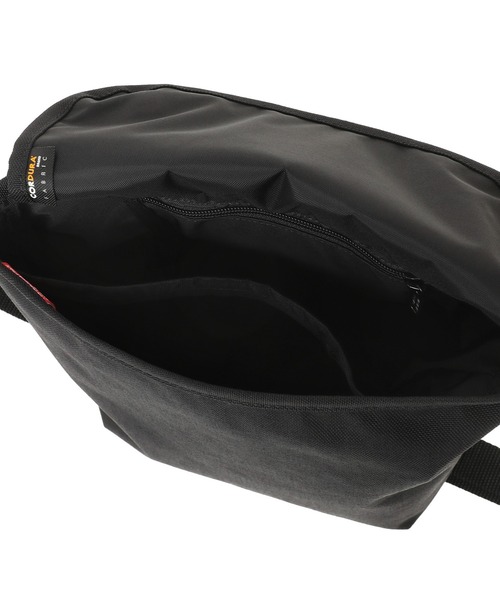 Manhattan Portage（マンハッタンポーテージ）の「Nylon Messenger Bag Back Pocket W/ Divider Magnet（メッセンジャーバッグ・メンズ・ブラック・X-SMALL）」の11枚目の写真