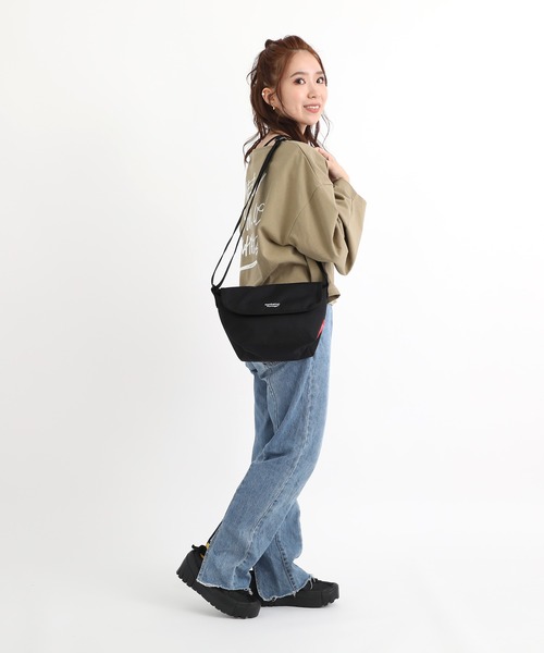 Manhattan Portage（マンハッタンポーテージ）の「Nylon Messenger Bag Back Pocket W/ Divider Magnet（メッセンジャーバッグ・メンズ・ブラック・X-SMALL）」の16枚目の写真