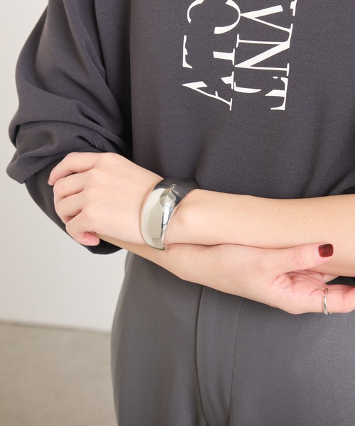 PAPILLONNER（パピヨネ）の「ボリュームバングル（バングル/リストバンド・レディース・シルバー・FREE）」の5枚目の写真