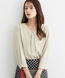 7days Life Styling（セブンデイズライフスタイリング）の「ゴールドパーツＶネックブラウス（イージーケア・透けにくい・ストレッチ素材・ＵＶカット）（シャツ/ブラウス）」