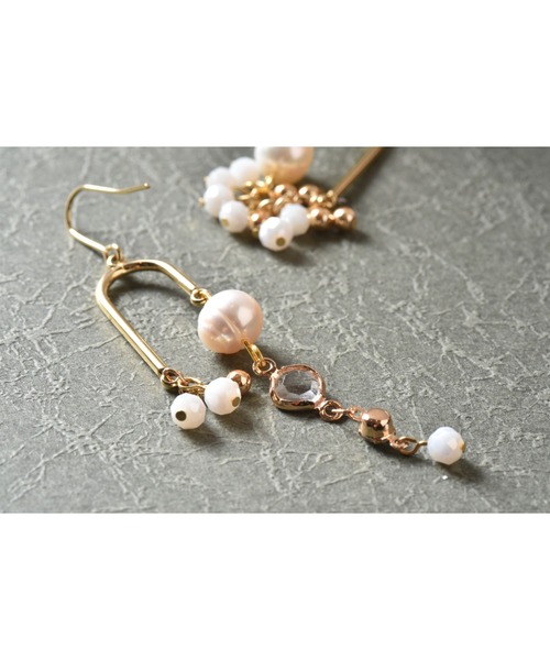 tone（トーン）の「【Astyle】淡水パールモビールステンレスピアス(MA)（ピアス（両耳用）・レディース・ゴールド・FREE）」の2枚目の写真